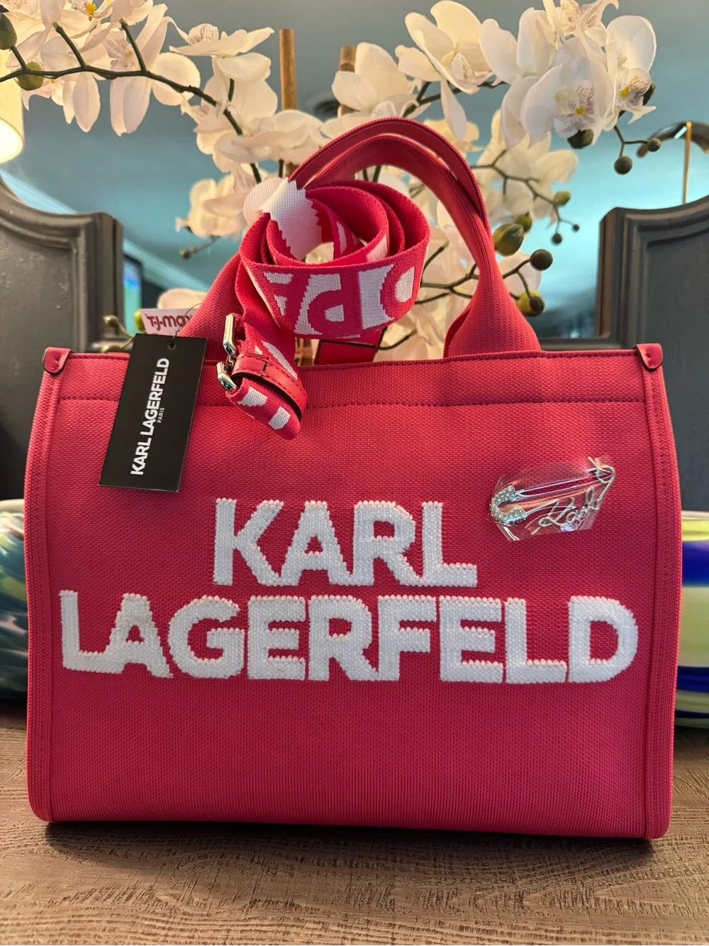 NWT
Karl Lagerfeld Large Pink Canvas Tote Adjustable Guitar Strap - Picture 1 of 9